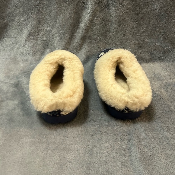 Women’s Ugg blue heart slip Ons size 5 - Picture 5 of 8